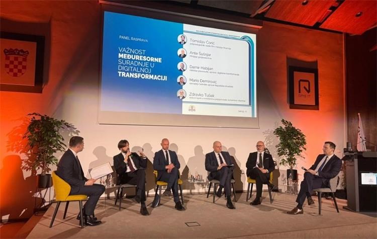 Slika /18498 Konferencija Carinska uprava i APIS IT/APIS panel (002).jpg